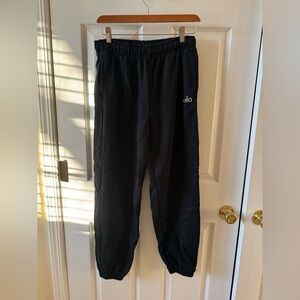 SOLD Alo black accolade sweatpants
Size: Small 
EXCELLENT condition(no tags)